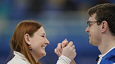 Čeští curleři Tomáš Paul a Zuzana Paulová se radují z výhry nad USA:
