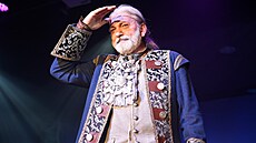 Daniel Hůlka (na fotografii z muzikálu Robinson Crusoe) bude hlavním hostem festivalu Jakuba Pustiny, odzpívá s ním tři koncerty.
