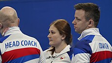 eská curlerka Zuzana Paulová a trenéi proívají olympijský zápas se védskem.