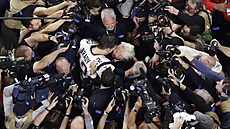 Tom Brady z New England Patriots se objímá s majitelem klubu Robertem Kraftem...