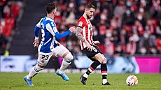 Inigo Martinez (vpravo) z Athleticu Bilbao v zápase s Espa�olem Barcelona.