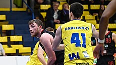 Logan Routt (vlevo) z Nymburka se tlaí kolem Jana Karlovského z Ústí nad Labem.