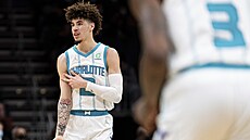 LaMelo Ball z Charlotte Hornets slaví svou trojku.