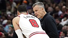 Zach LaVine z Chicago Bulls naslouchá svému trenérovi Billymu Donovanovi.
