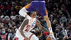 DeMar DeRozan z Chicago Bulls v zápase s Phoenix Suns dostal do vzduchu Devina...
