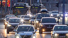 Trolejbusy v kolon� aut v ulici U Prazdroje v Plzni. (28. 1. 2022)