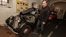 Pavel Kovák ve svém muzeu autoveterán v Plzni-Lobzích. (5. 2. 2022)