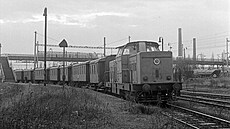 Oranžová lokomotiva T444.1539 v čele osobního vlaku do Vítkovic ve stanici...