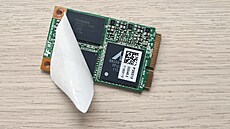 Data jsou na SSD uložena v paměťových čipech (zde čipy značky Toshiba)