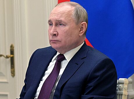 Ruský prezident Vladimir Putin pozoruje cviné odpaly balistických raket v...
