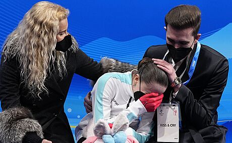 Ruska Kamila Valijevová smutní po své volné jízd na ZOH v Pekingu. (17. února...