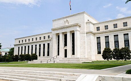 Jiní prelí budovy americké centrální banky ve Washingtonu (18. ervna 2011)
