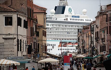 Jedna z vlajkových lodí spolenosti Crystal Cruises doslova v ulicích italských...