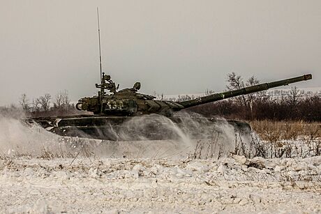 Ruský tank bhem cviení v petrohradském vojenském okruhu (14. února 2022)