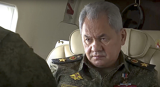 Rusk ministr obrany Sergej ojgu na palub vrtulnku bhem ruskch nmonch...