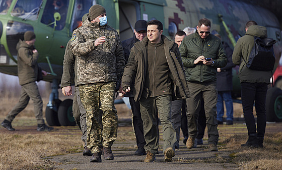 Ukrajinský prezident Volodymyr Zelenskyj na manévrech nedaleko msta Rovno (16....