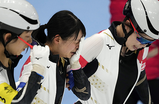 Slzy japonských rychlobruslaek poté, co kvli pádu pily o olympijské zlato.