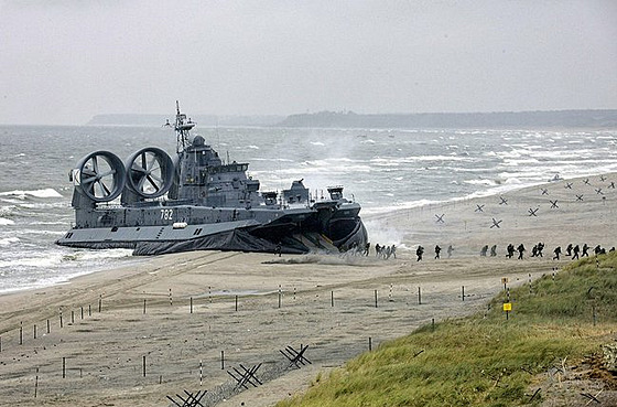 Ruské námořnictvo disponuje také obojživelnými vznášedly Zubr ze sovětských...