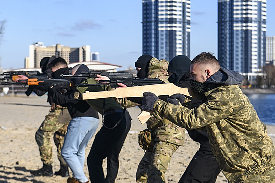 Obyvatelé Kyjeva se úastní vojenského výcviku pro civilisty. (13. února 2022)