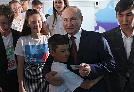 Ruský prezident Vladimir Putin se studenty vzdlávacího centra pro dti ve...