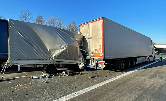 Provoz na dálnici D1 směrem na Prahu zastavila nehoda na 83. kilometru, při...