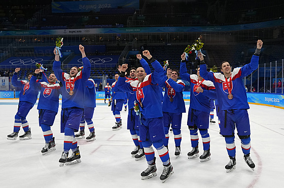 Slovenští hokejisté oslavují zisk bronzových medailí na olympiádě v Pekingu.