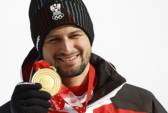 Johannes Strolz z Rakouska, se usmívá bhem medailového ceremoniálu po získání...