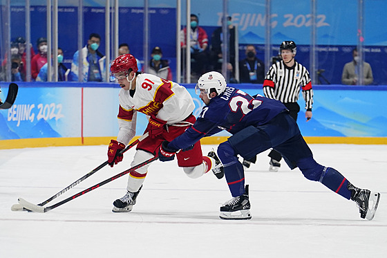 Olympijský turnaj mu�� v ledním hokeji. USA - �ína. Americký Noah Cates (27)...