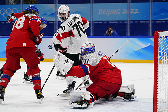 Olympijský turnaj mu�� v ledním hokeji. �eský branká� Simon Hrubec (11) sahá po...