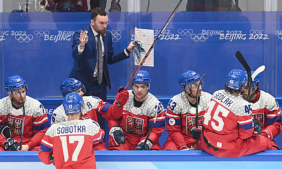 Olympijský turnaj mu�� v ledním hokeji. �eský hokejový trenér Filip Pe�án  na...