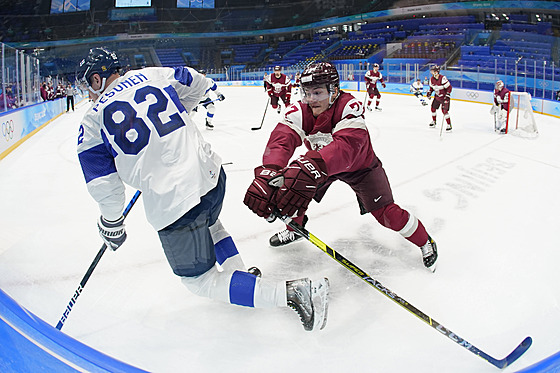 Olympijský turnaj  v ledním hokeji. Zápas Lotyšsko - Finsko. Fin Harri Pesonen...