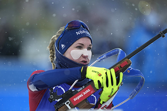 Marte Olsbuová Röiselandová z Norska ve stíhacím závodu na ZOH v Pekingu 2022....