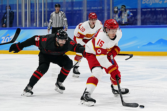 Olympijský turnaj v ledním hokeji. Kanada - ína. Kanaan Morgan Ellis (5) se...