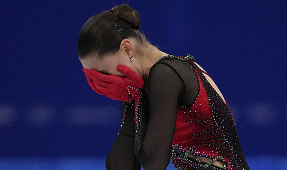 Ruska Kamila Valijevová smutní po své volné jízd na ZOH v Pekingu. (17. února...