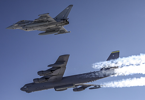 Americký bombardér B-52 v doprovodu britské stíhaky Eurofighter (10. února...