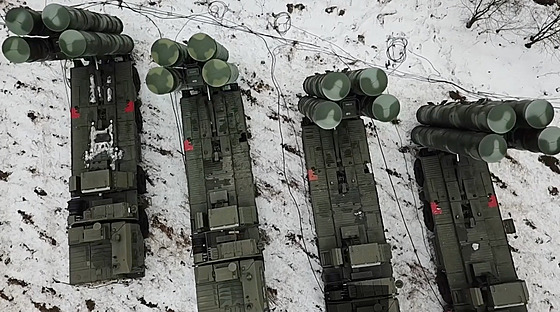 Baterie ruského raketového systému S-400 bhem cviení v Blorusku. Zábr z...