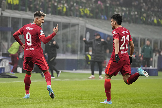 Roberto Firmino slaví svou branku s liverpoolským spoluhráem Luisem Díazem.