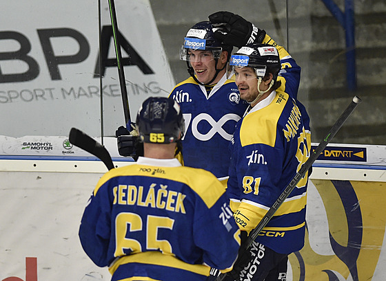 Zlíntí hokejisté se radují z gólu v zápase s Kladnem.