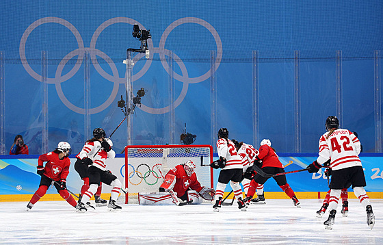 Hokejové semifinále en, Kanada - výcarsko.