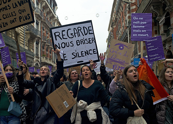 Francouzky protestují proti sexuálnímu obtování. (21. listopadu 2021)