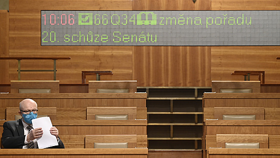 Ministr zdravotnictví Vlastimil Válek z TOP 09 v Senátu