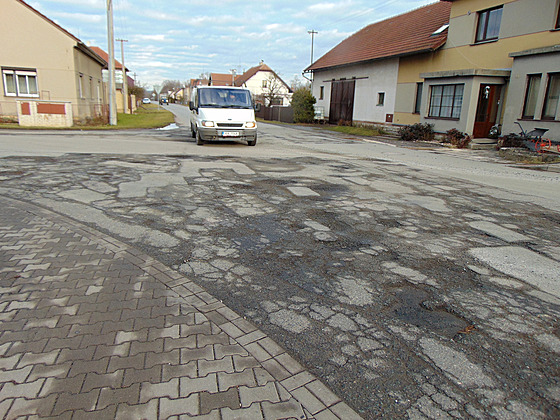 Silnice tetí tídy pes Zámrsk je v katastrofálním stavu. Obec se obává, e bude slouit jako pivad k dálnici.