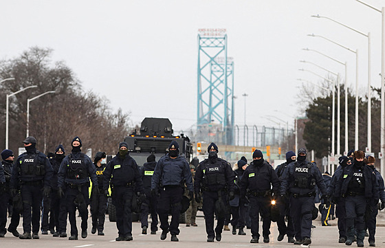 Kanadská policie vyklidila most, který spojuje Kanadu a USA .(13. února 2022)