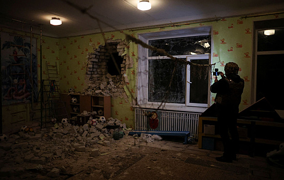 �kody po minometné palb� ve �kolce ve m�st� Stanice Luhanská na východ�...