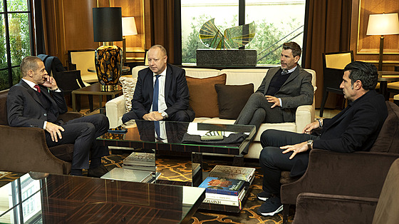 Pedseda Evropské fotbalové unie (UEFA) Aleksander eferin (vlevo), jeho...
