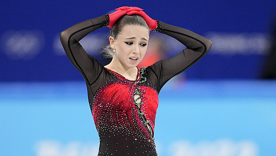 Kamila Valijevová v souti drustev na olympijských hrách v Pekingu.