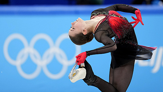 Kamila Valijevová v souti drustev na olympijských hrách v Pekingu.