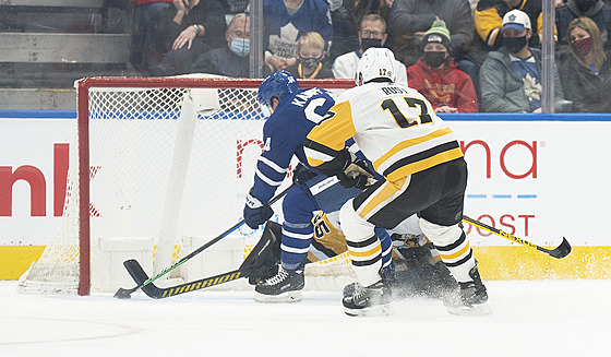 David Kämpf z Toronta skóruje proti Pittsburghu.