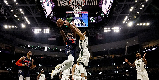 Hvzdný souboj pod koem, zakonuje Joel Embiid z Philadelphia 76ers brání ho...