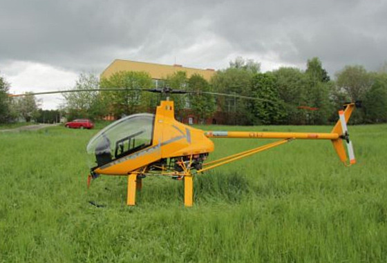 Snímek ultralehkého vrtulníku na místě nouzového přistání ve Velešíně.
